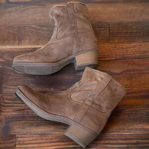 Dolcetta Jane faux suede tan brown pull on ankle booties Sz 7.5